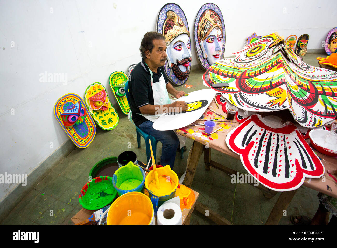 Dhaka, Bangladesch. 12 Apr, 2018. Der Universität von Dhaka Bildende Kunst (FFA) Student malt ein Wandbild zu bevorstehenden Bengali Neues Jahr 1425 in Dhaka feiern. Vorbereitungen für die Festlichkeiten Pahela Boishakh. Die Leute machen das Handwerk für die Feierlichkeiten. Pahela Boishakh (der erste Tag der Bangla Monat) können zurück zu den Ursprüngen während der Mughal Periode, als Kaiser Akbar der Bangla Kalender bei der Eintreibung der Steuern, während im Laufe der Zeit Teil der bengalischen Kultur und Tradition geworden rationalisieren eingeführt werden. Credit: Jahangir Alam Onuchcha/Alamy leben Nachrichten Stockfoto