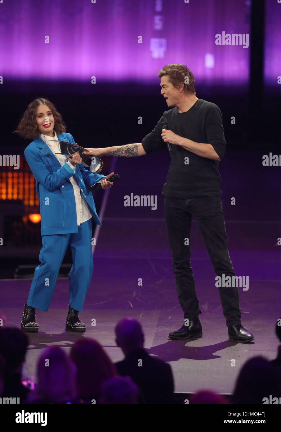 12 April 2018, Deutschland, Berlin: Sänger Campino von den Toten Hosen akzeptiert die Echo Rock National Award von Sängerin Alice Merton an der 27. Deutsche Musik Preisverleihung, Echo. Foto: Jörg Carstensen/dpa Stockfoto