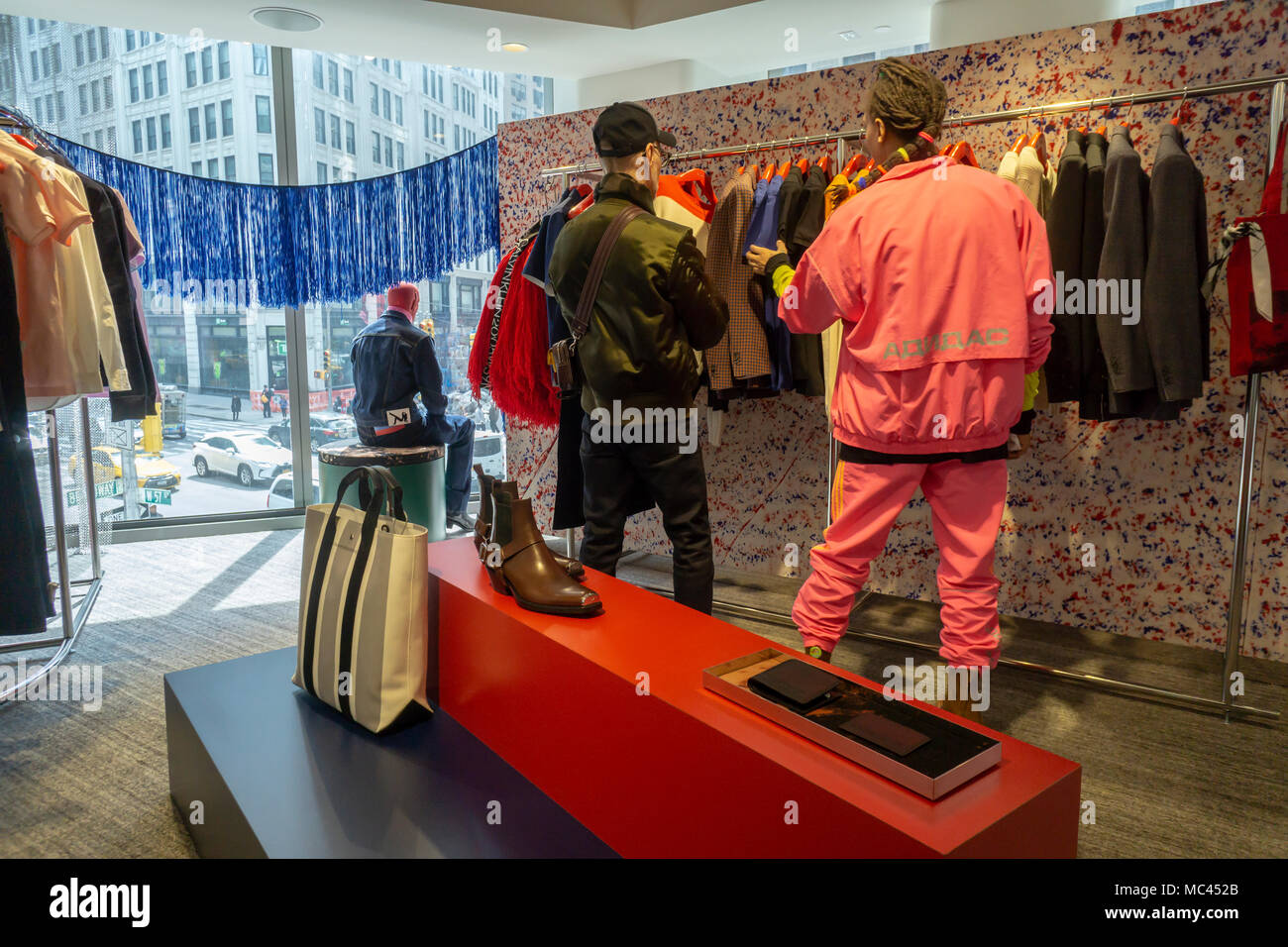 New York, USA. 12 Apr, 2018. Aufgeregt Käufer Masse der neuen Nordstrom Männer in Midtown Manhattan in New York auf der großen Eröffnung Tag, Donnerstag, 12. April 20187. Das 3-stöckige 47.000 Quadratfuß Store ist direkt gegenüber der Zukunft Frauen Store Opening in 2019. Der Store ist Nordstrom erste New York store Obwohl es bereits zwei Nordstrom Rack off-Preis. Credit: Richard Levine/Alamy leben Nachrichten Stockfoto