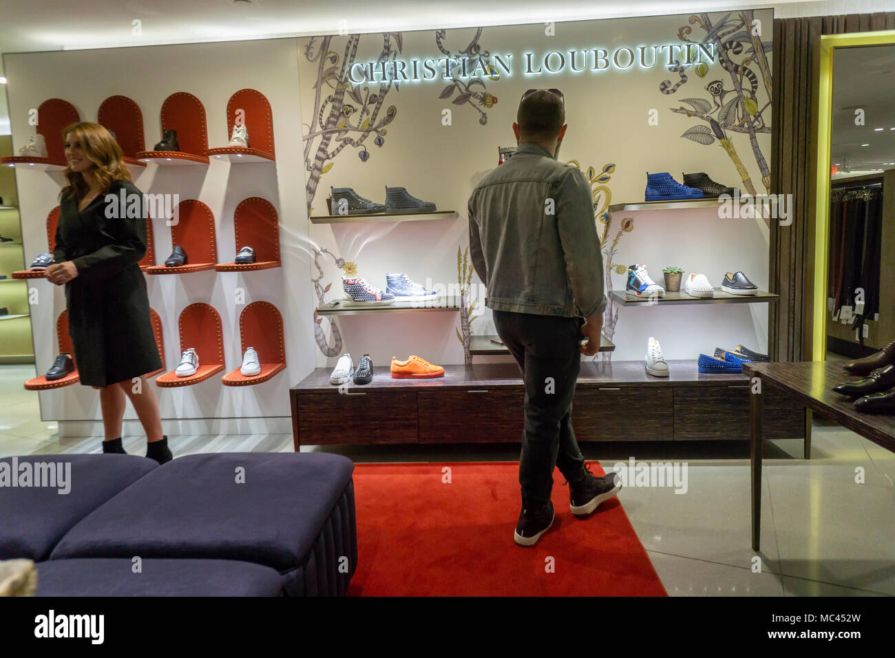 New York, USA. 12 Apr, 2018. Christian Louboutin Schuhe im Schuh, der in der neuen Nordstrom Männer in Midtown Manhattan in New York auf der großen Eröffnung Tag, Donnerstag, 12. April 20187. Das 3-stöckige 47.000 Quadratfuß Store ist direkt gegenüber der Zukunft Frauen Store Opening in 2019. Der Store ist Nordstrom erste New York store Obwohl es bereits zwei Nordstrom Rack off-Preis. Credit: Richard Levine/Alamy leben Nachrichten Stockfoto