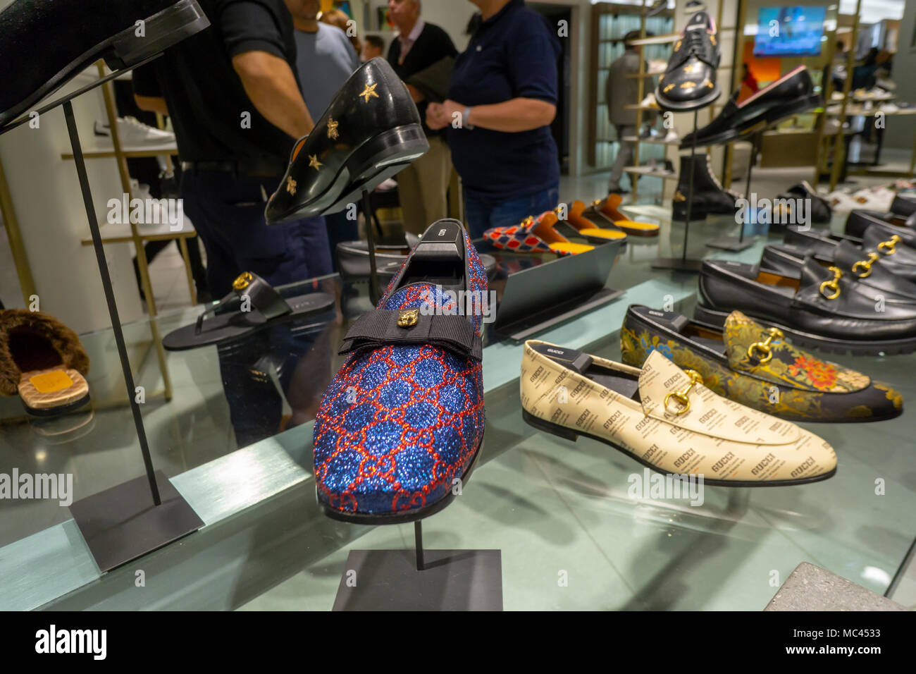 New York, USA. 12 Apr, 2018. Gucci Schuhe im Schuh, der in der neuen Nordstrom Männer in Midtown Manhattan in New York auf der großen Eröffnung Tag, Donnerstag, 12. April 20187. Das 3-stöckige 47.000 Quadratfuß Store ist direkt gegenüber der Zukunft Frauen Store Opening in 2019. Der Store ist Nordstrom erste New York store Obwohl es bereits zwei Nordstrom Rack off-Preis. Credit: Richard Levine/Alamy leben Nachrichten Stockfoto