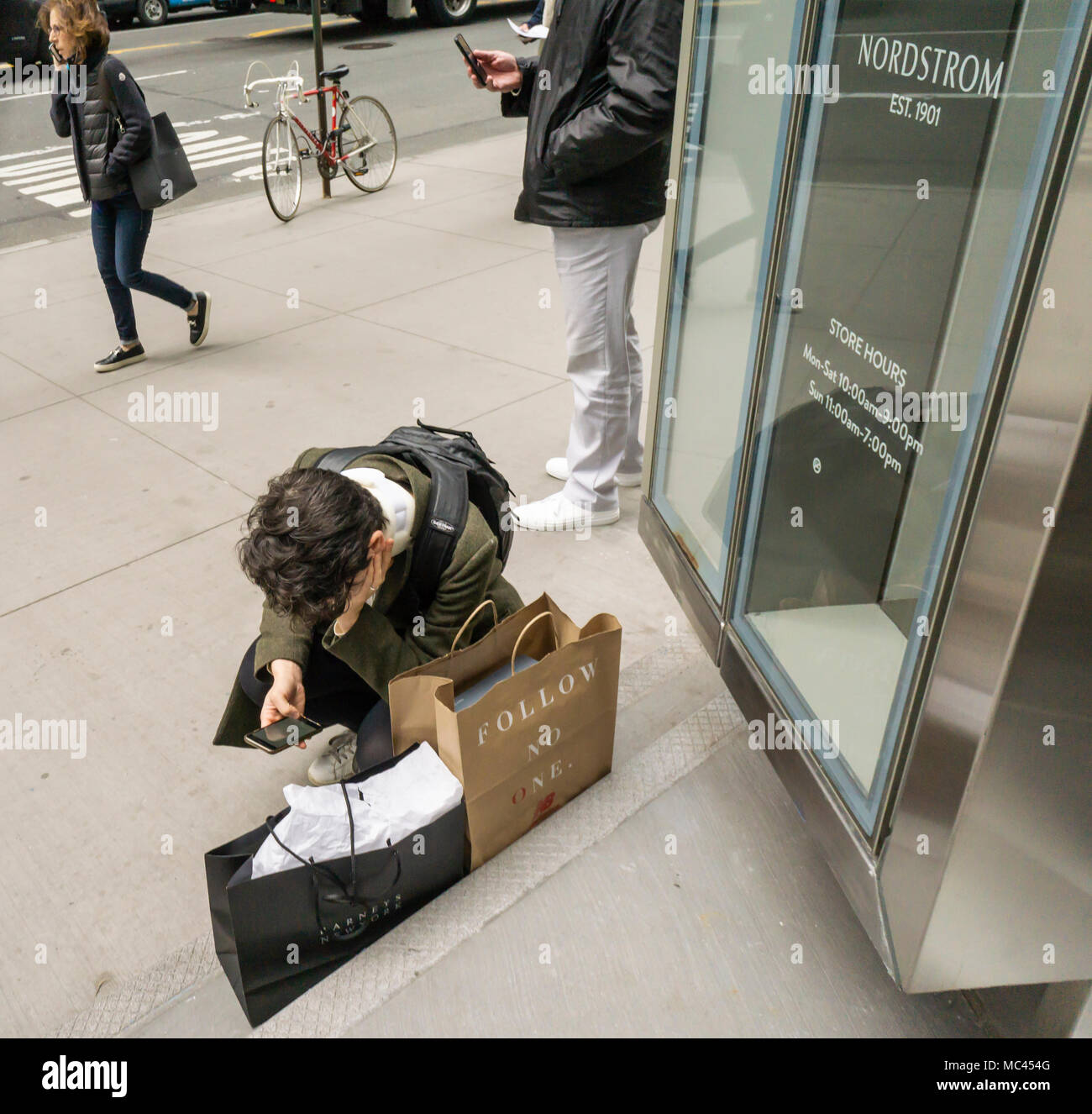 New York, USA. 12 Apr, 2018. Käufer außerhalb der neuen Nordstrom Männer in Midtown Manhattan in New York auf der großen Eröffnung Tag, Donnerstag, 12. April 20187. Das 3-stöckige 47.000 Quadratfuß Store ist direkt gegenüber der Zukunft Frauen Store Opening in 2019. Der Store ist Nordstrom erste New York store Obwohl es bereits zwei Nordstrom Rack off-Preis. Credit: Richard Levine/Alamy leben Nachrichten Stockfoto