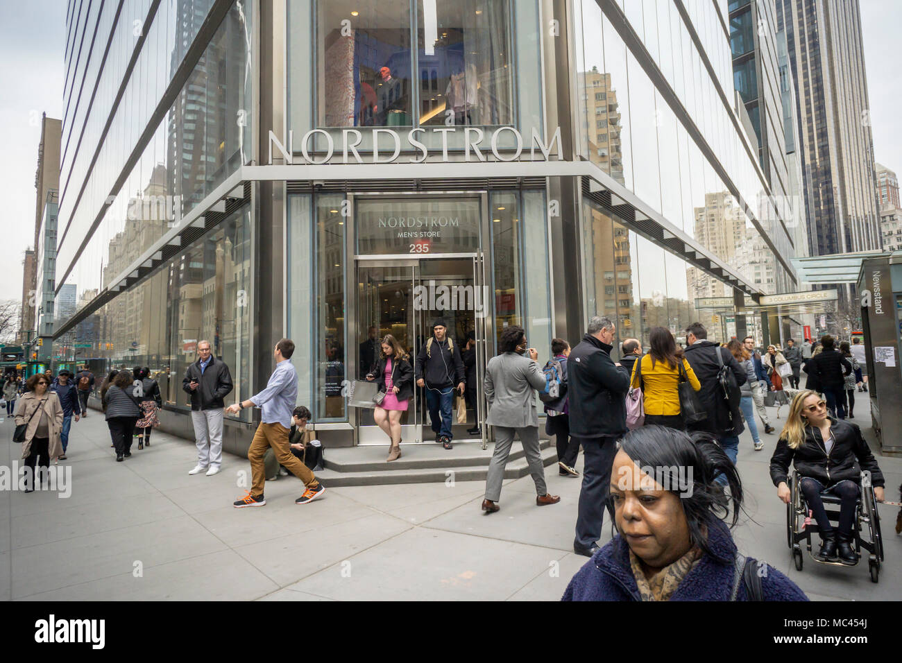 New York, USA. 12 Apr, 2018. Käufer außerhalb der neuen Nordstrom Männer in Midtown Manhattan in New York auf der großen Eröffnung Tag, Donnerstag, 12. April 20187. Das 3-stöckige 47.000 Quadratfuß Store ist direkt gegenüber der Zukunft Frauen Store Opening in 2019. Der Store ist Nordstrom erste New York store Obwohl es bereits zwei Nordstrom Rack off-Preis. Credit: Richard Levine/Alamy leben Nachrichten Stockfoto