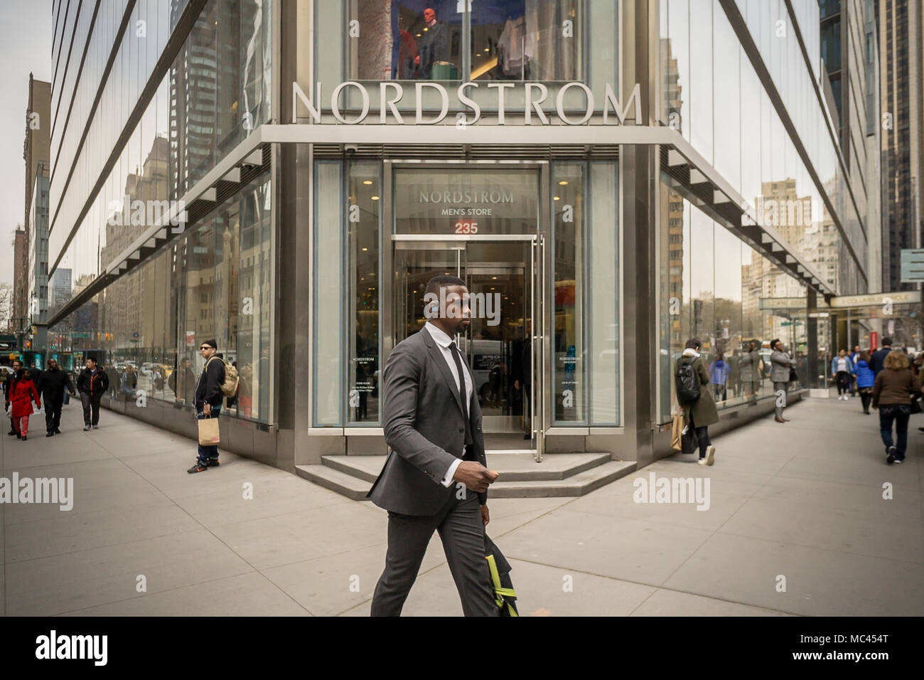 New York, USA. 12 Apr, 2018. Der neue Nordstrom Männer in Midtown Manhattan in New York auf der großen Eröffnung Tag, Donnerstag, 12. April 20187. Das 3-stöckige 47.000 Quadratfuß Store ist direkt gegenüber der Zukunft Frauen Store Opening in 2019. Der Store ist Nordstrom erste New York store Obwohl es bereits zwei Nordstrom Rack off-Preis. Credit: Richard Levine/Alamy leben Nachrichten Stockfoto