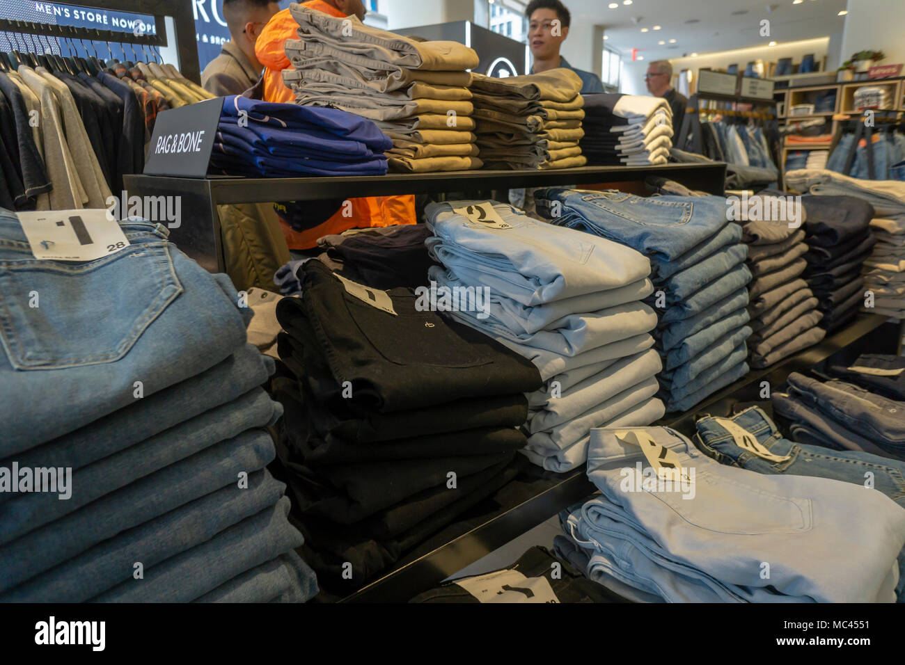 New York, USA. 12 Apr, 2018. Rag & Bone Marke Jeans in der neuen Nordstrom Männer in Midtown Manhattan in New York auf der großen Eröffnung Tag, Donnerstag, 12. April 20187. Das 3-stöckige 47.000 Quadratfuß Store ist direkt gegenüber der Zukunft Frauen Store Opening in 2019. Der Store ist Nordstrom erste New York store Obwohl es bereits zwei Nordstrom Rack off-Preis. Credit: Richard Levine/Alamy leben Nachrichten Stockfoto