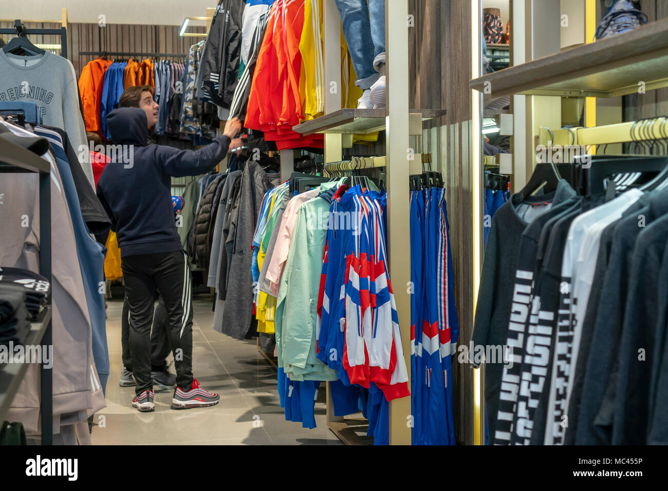 New York, USA. 12 Apr, 2018. Aufgeregt Käufer Masse der neuen Nordstrom Männer in Midtown Manhattan in New York auf der großen Eröffnung Tag, Donnerstag, 12. April 20187. Das 3-stöckige 47.000 Quadratfuß Store ist direkt gegenüber der Zukunft Frauen Store Opening in 2019. Der Store ist Nordstrom erste New York store Obwohl es bereits zwei Nordstrom Rack off-Preis. Credit: Richard Levine/Alamy leben Nachrichten Stockfoto