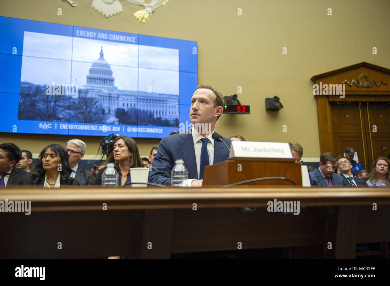 April 11, 2018 - Washington, District of Columbia, Vereinigte Staaten von Amerika - Mark Zuckerberg, Gründer und CEO von Facebook, vor der Sitzung des Ausschusses für Energie und Handel während einer Anhörung auf "Facebook: Transparenz und Nutzung von Verbraucherdaten, bezeugt,'' auf dem Capitol Hill in Washington, DC am Mittwoch, 11. April 2018. Quelle: Ron Sachs/CNP. (Bild: © Ron Sachs/CNP über ZUMA Draht) Stockfoto