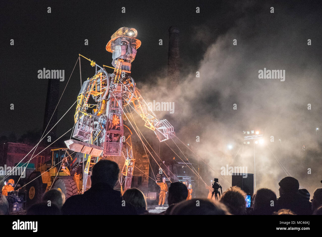 Swansea, Wales, UK. 12. April 2018. Sound, Licht, Dampf, und Feuerwerk Nacht Anzeige von "Der Mann Motor', bei Hafod-Morfa Copperworks,Swansea, Wales, Großbritannien Swansea, Wales, UK. 12 Apr, 2018. "Die MAN-Motor' in Swansea, Wales, UK.' Der Mann Motor' in Swansea angekommen als Teil eines größeren - als - Leben Tour, erzählt die Geschichte, wie die industrielle Revolution geprägt Wales. Als Teil der "Motor" der Auferstehung Tour durch Großbritannien, die Waliser Besuch ist, "ein Motor Cymru Credit: Paul Quayle/Alamy leben Nachrichten Stockfoto