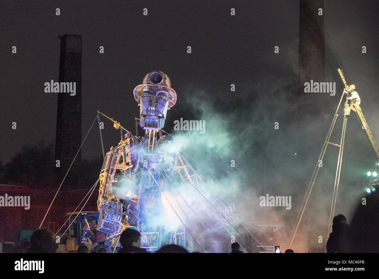 Swansea, Wales, UK. 12. April 2018. Sound, Licht, Dampf, und Feuerwerk Nacht Anzeige von "Der Mann Motor', bei Hafod-Morfa Copperworks,Swansea, Wales, Großbritannien Swansea, Wales, UK. 12 Apr, 2018. "Die MAN-Motor' in Swansea, Wales, UK.' Der Mann Motor' in Swansea angekommen als Teil eines größeren - als - Leben Tour, erzählt die Geschichte, wie die industrielle Revolution geprägt Wales. Als Teil der "Motor" der Auferstehung Tour durch Großbritannien, die Waliser Besuch ist, "ein Motor Cymru Credit: Paul Quayle/Alamy leben Nachrichten Stockfoto