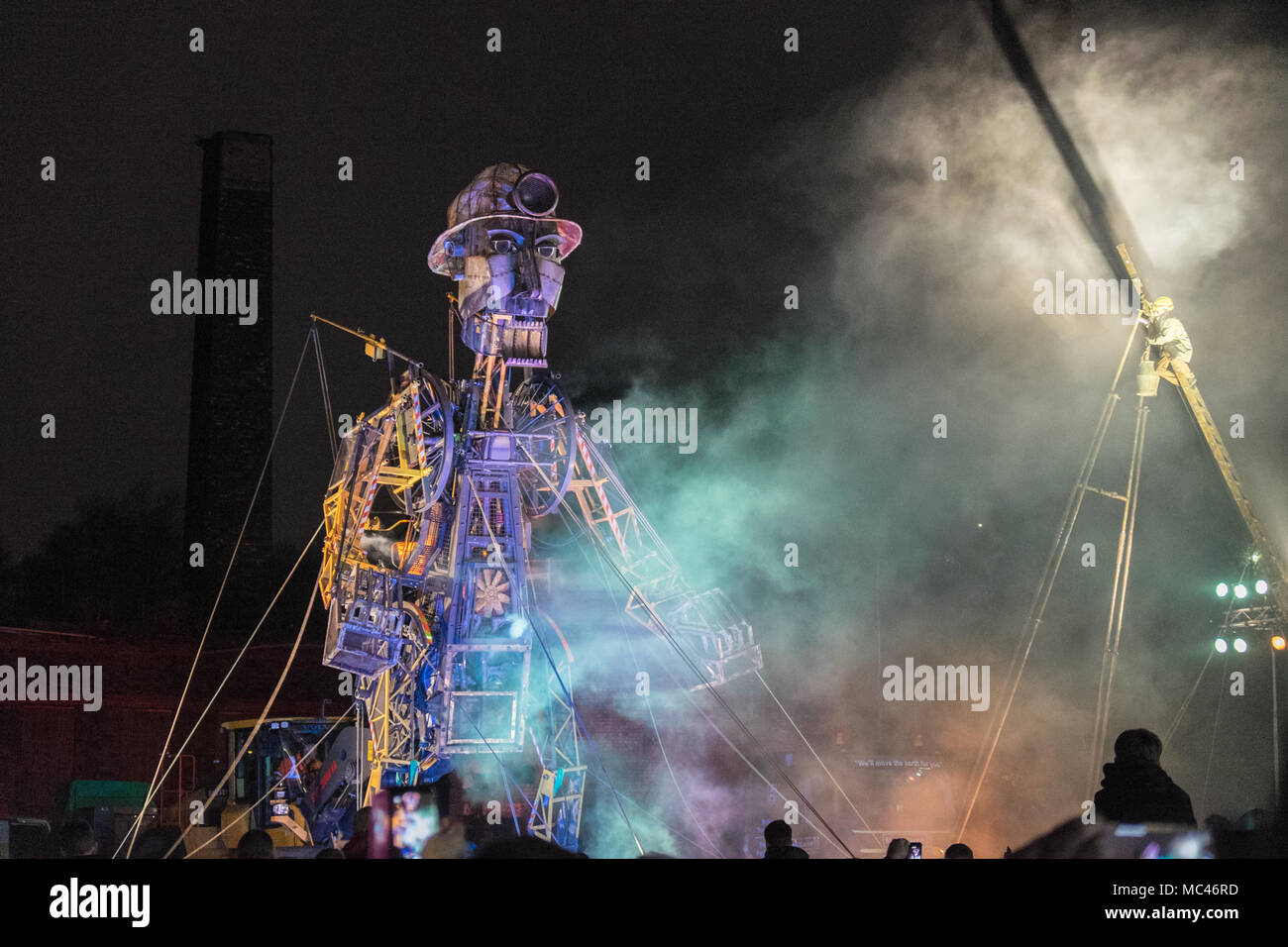 Swansea, Wales, UK. 12. April 2018. Sound, Licht, Dampf, und Feuerwerk Nacht Anzeige von "Der Mann Motor', bei Hafod-Morfa Copperworks,Swansea, Wales, Großbritannien Swansea, Wales, UK. 12 Apr, 2018. "Die MAN-Motor' in Swansea, Wales, UK.' Der Mann Motor' in Swansea angekommen als Teil eines größeren - als - Leben Tour, erzählt die Geschichte, wie die industrielle Revolution geprägt Wales. Als Teil der "Motor" der Auferstehung Tour durch Großbritannien, die Waliser Besuch ist, "ein Motor Cymru Credit: Paul Quayle/Alamy leben Nachrichten Stockfoto