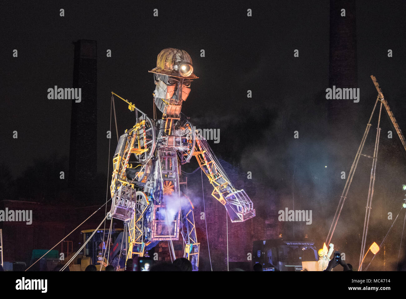 Swansea, Wales, UK. 12. April 2018. Sound, Licht, Dampf, und Feuerwerk Nacht Anzeige von "Der Mann Motor', bei Hafod-Morfa Copperworks,Swansea, Wales, Großbritannien Swansea, Wales, UK. 12 Apr, 2018. "Die MAN-Motor' in Swansea, Wales, UK.' Der Mann Motor' in Swansea angekommen als Teil eines größeren - als - Leben Tour, erzählt die Geschichte, wie die industrielle Revolution geprägt Wales. Als Teil der "Motor" der Auferstehung Tour durch Großbritannien, die Waliser Besuch ist, "ein Motor Cymru Credit: Paul Quayle/Alamy leben Nachrichten Stockfoto