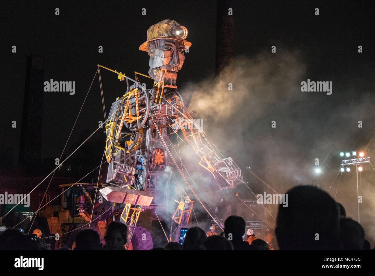 Swansea, Wales, UK. 12. April 2018. Sound, Licht, Dampf, und Feuerwerk Nacht Anzeige von "Der Mann Motor', bei Hafod-Morfa Copperworks,Swansea, Wales, Großbritannien Swansea, Wales, UK. 12 Apr, 2018. "Die MAN-Motor' in Swansea, Wales, UK.' Der Mann Motor' in Swansea angekommen als Teil eines größeren - als - Leben Tour, erzählt die Geschichte, wie die industrielle Revolution geprägt Wales. Als Teil der "Motor" der Auferstehung Tour durch Großbritannien, die Waliser Besuch ist, "ein Motor Cymru Credit: Paul Quayle/Alamy leben Nachrichten Stockfoto