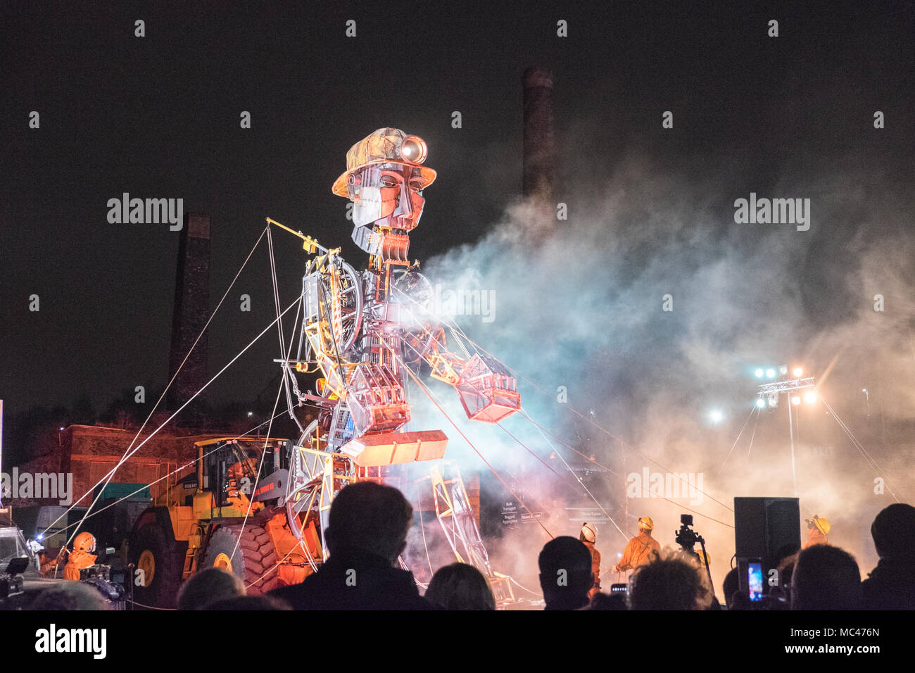 Swansea, Wales, UK. 12. April 2018. Sound, Licht, Dampf, und Feuerwerk Nacht Anzeige von "Der Mann Motor', bei Hafod-Morfa Copperworks,Swansea, Wales, Großbritannien Swansea, Wales, UK. 12 Apr, 2018. "Die MAN-Motor' in Swansea, Wales, UK.' Der Mann Motor' in Swansea angekommen als Teil eines größeren - als - Leben Tour, erzählt die Geschichte, wie die industrielle Revolution geprägt Wales. Als Teil der "Motor" der Auferstehung Tour durch Großbritannien, die Waliser Besuch ist, "ein Motor Cymru Credit: Paul Quayle/Alamy leben Nachrichten Stockfoto