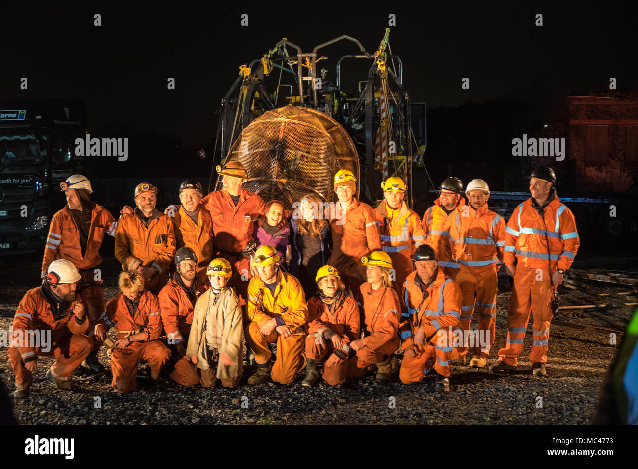 Swansea, Wales, UK. 12. April 2018. Sound, Licht, Dampf, und Feuerwerk Nacht Anzeige von "Der Mann Motor', bei Hafod-Morfa Copperworks,Swansea, Wales, Großbritannien Swansea, Wales, UK. 12 Apr, 2018. "Die MAN-Motor' in Swansea, Wales, UK.' Der Mann Motor' in Swansea angekommen als Teil eines größeren - als - Leben Tour, erzählt die Geschichte, wie die industrielle Revolution geprägt Wales. Als Teil der "Motor" der Auferstehung Tour durch Großbritannien, die Waliser Besuch ist, "ein Motor Cymru Credit: Paul Quayle/Alamy leben Nachrichten Stockfoto