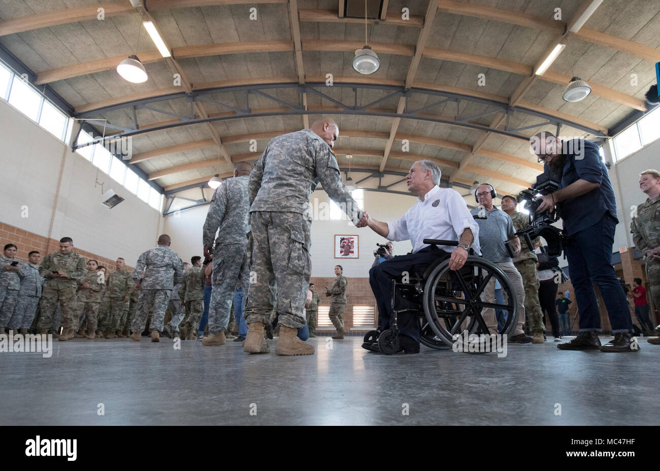 Texas National Guard Truppen treffen Reg. Greg Abbott an der National Guard Armory im Süden von Texas, wie sie für den Einsatz in der Texas-Mexico border vorbereiten. Stockfoto