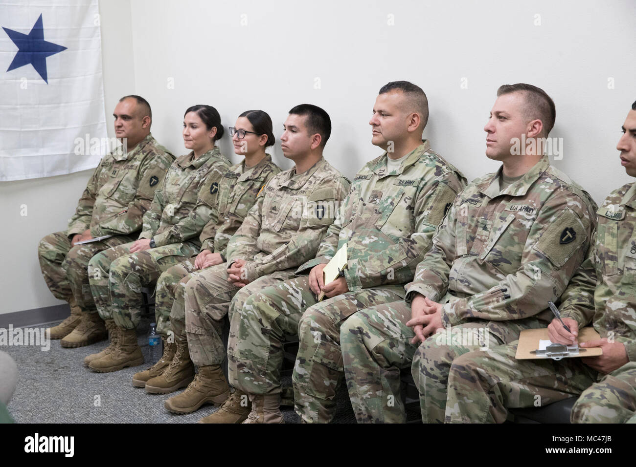 Mitglieder der Texas National Guard Hören auf Worte der Ermutigung von reg. Greg Abbott vor ihrer Bereitstellung in der Texas-Mexico Border. Stockfoto
