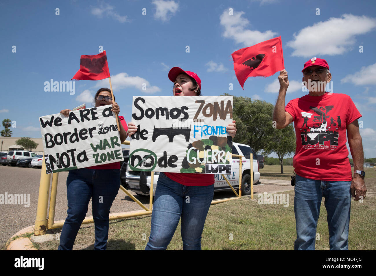 Die demonstranten Objekt an die Nationalgarde Truppenstationierung auf der Texas-Mexico border von Pres. Trump bestellt. Stockfoto