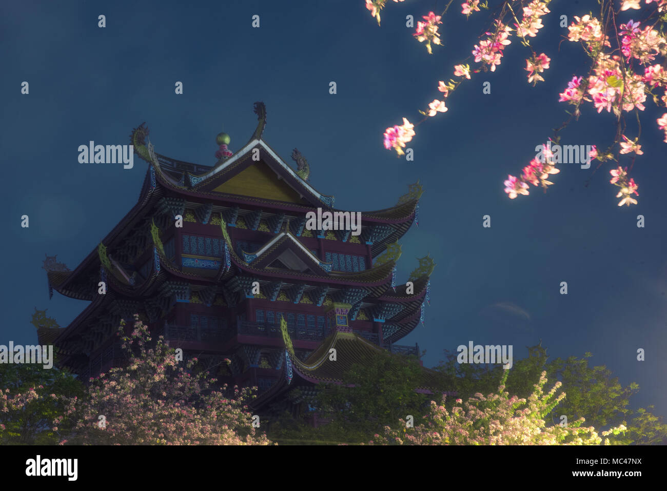 Fuzhou, Fuzhou, China. 13 Apr, 2018. Fuzhou, China 13. April 2018: Nacht Landschaft der blühenden Blumen und alten Gebäude auf Gongye Straße in Fuzhou, Provinz Fujian im Südosten Chinas (bearbeitete Fotos) Credit: SIPA Asien/ZUMA Draht/Alamy leben Nachrichten Stockfoto