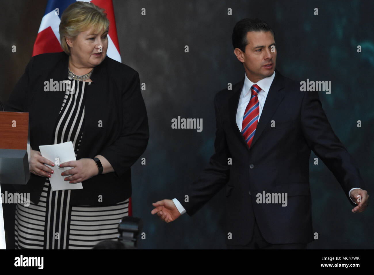 Mexiko City, Mexiko. 12. April 2018. Mexikos Präsident Enrique Peña Nieto und Ministerpräsidenten von Norwegen Erna Solberg, während einer Pressekonferenz auf das Thema Energie auf dem Nationalen Palast in Mexiko Stadt gesehen zu haben. Credit: SOPA Images Limited/Alamy leben Nachrichten Stockfoto