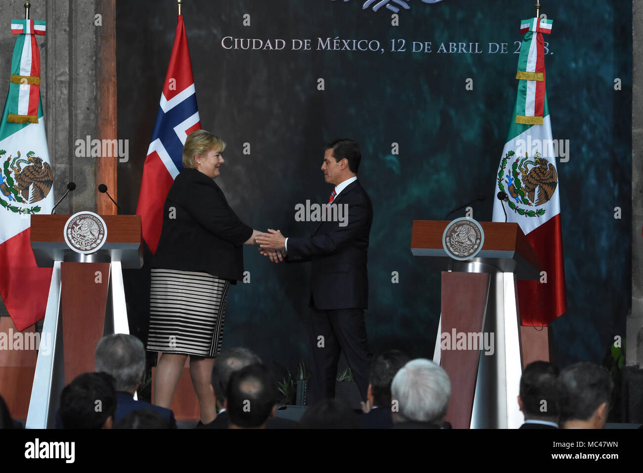 Mexiko City, Mexiko. 12. April 2018. Mexikos Präsident Enrique Peña Nieto und Ministerpräsidenten von Norwegen Erna Solberg gesehen Hände schütteln während einer Pressekonferenz zum Thema Energie an der Nationalpalast in Mexiko-Stadt. Credit: SOPA Images Limited/Alamy leben Nachrichten Stockfoto