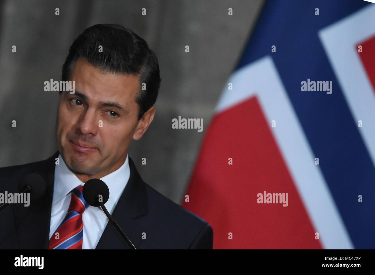 Mexiko City, Mexiko. 12 Apr, 2018. Mexikos Präsident Enrique Peña Nieto beobachtet, als er beim Besuch des Ministerpräsidenten von Norwegen Erna Solberg, der bei einer Pressekonferenz zum Thema Energie an der Nationalpalast in Mexiko-Stadt. Credit: Carlos Tischler/SOPA Images/ZUMA Draht/Alamy leben Nachrichten Stockfoto