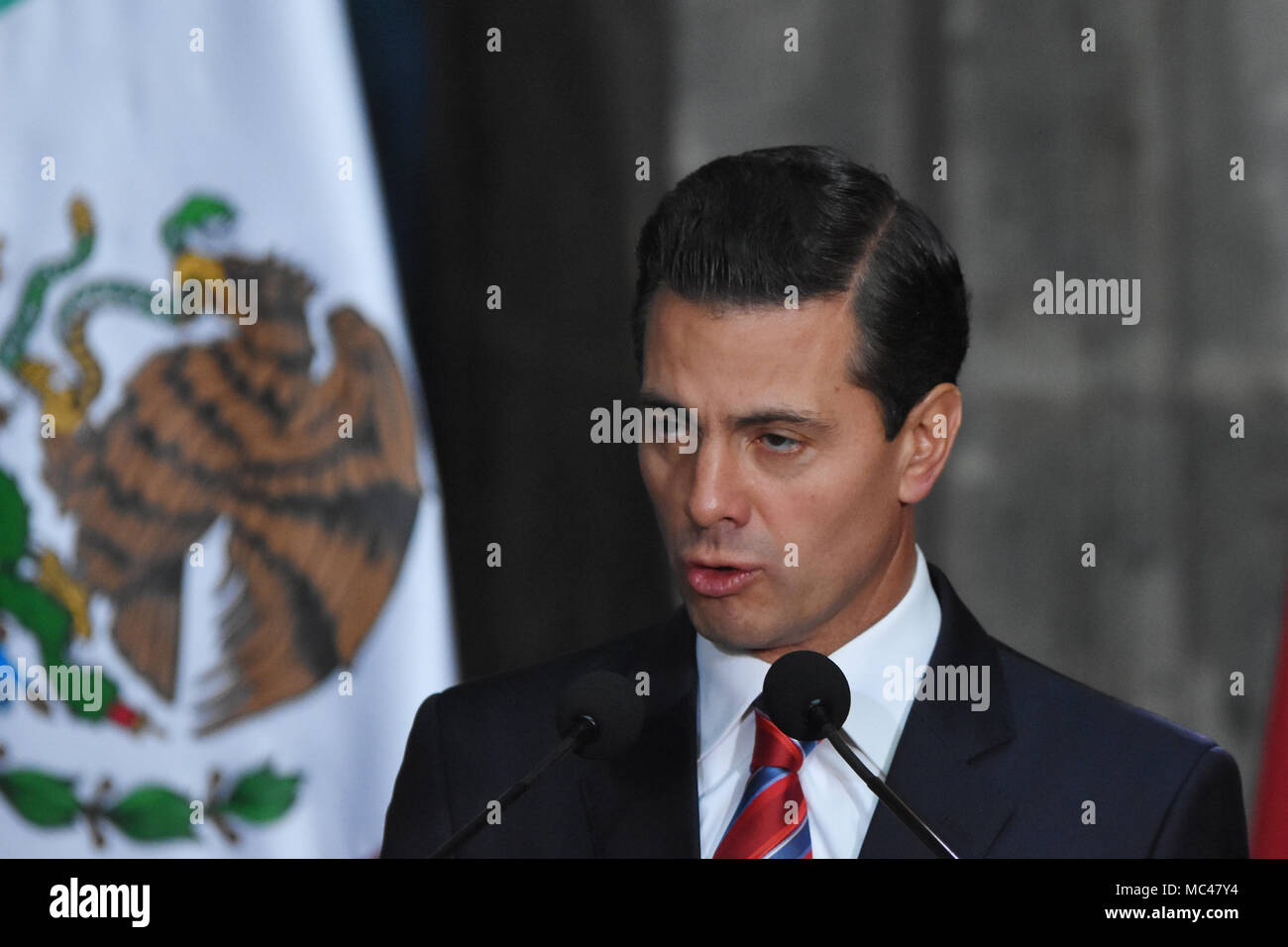 Mexiko City, Mexiko. 12 Apr, 2018. Mexikos Präsident Enrique Peña Nieto beobachtet, als er beim Besuch des Ministerpräsidenten von Norwegen Erna Solberg, der bei einer Pressekonferenz zum Thema Energie an der Nationalpalast in Mexiko-Stadt. Credit: Carlos Tischler/SOPA Images/ZUMA Draht/Alamy leben Nachrichten Stockfoto