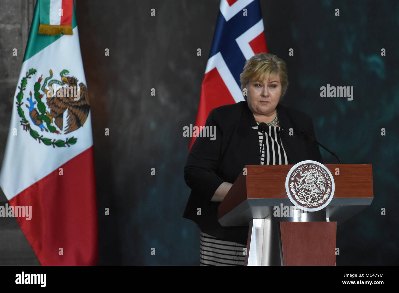 Mexiko City, Mexiko. 12 Apr, 2018. Ministerpräsidenten von Norwegen Erna Solberg beobachtet, als er bei einer Pressekonferenz zum Thema Energie an der Nationalpalast in Mexiko-Stadt. Credit: Carlos Tischler/SOPA Images/ZUMA Draht/Alamy leben Nachrichten Stockfoto