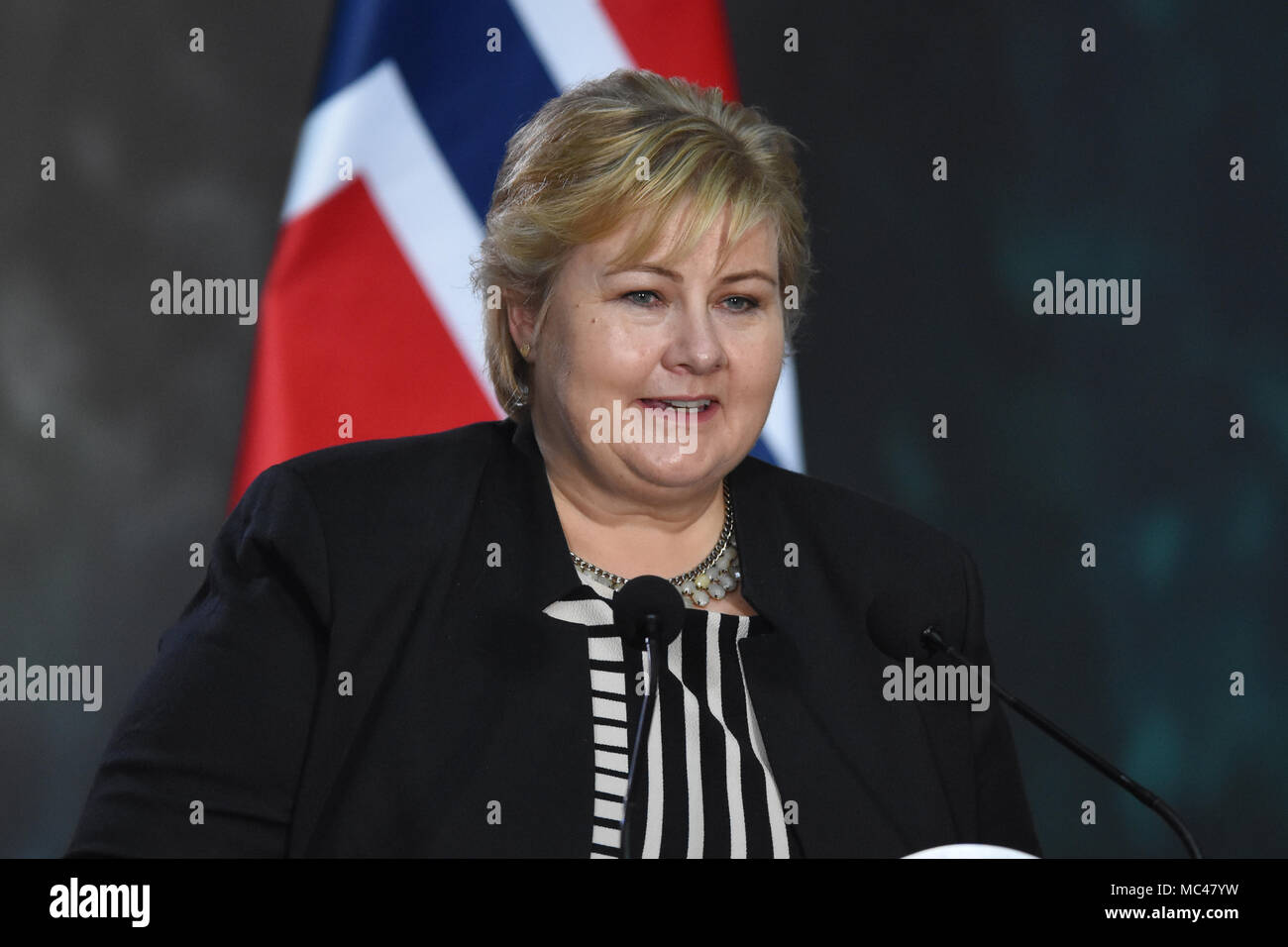 Mexiko City, Mexiko. 12 Apr, 2018. Ministerpräsidenten von Norwegen Erna Solberg beobachtet, als er bei einer Pressekonferenz zum Thema Energie an der Nationalpalast in Mexiko-Stadt. Credit: Carlos Tischler/SOPA Images/ZUMA Draht/Alamy leben Nachrichten Stockfoto