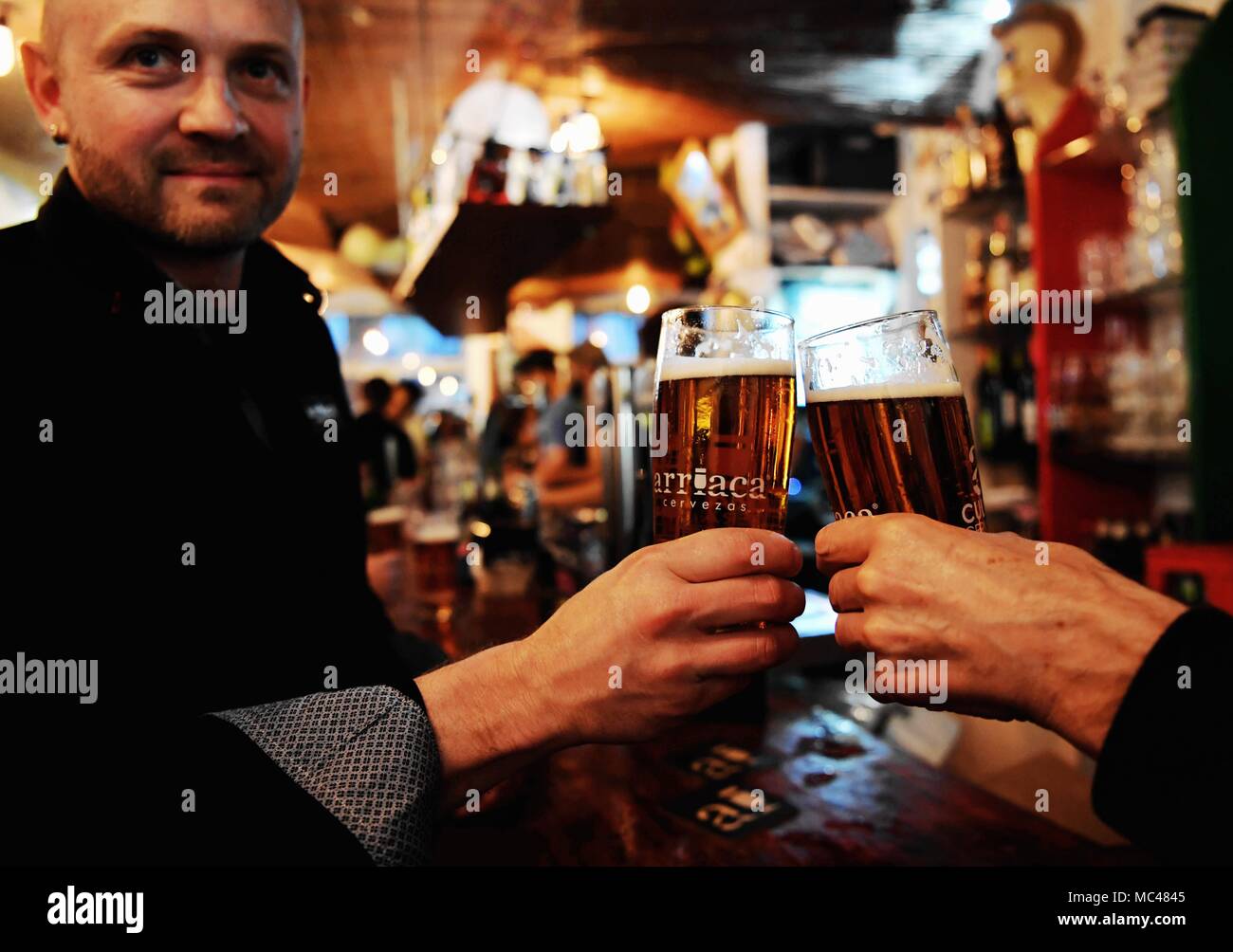 Madrid, Spanien. 12 Apr, 2018. Die Leute trinken Bier in einer Bar in der Lavapies Viertel von Madrid, Spanien, 12. April 2018. Die vierte Lavapies Handwerk Bier Woche war am 9. April eröffnet, mit 400 Arten von Bier durch über 30 Brauereien vorgestellt. Quelle: Guo Qiuda/Xinhua/Alamy leben Nachrichten Stockfoto