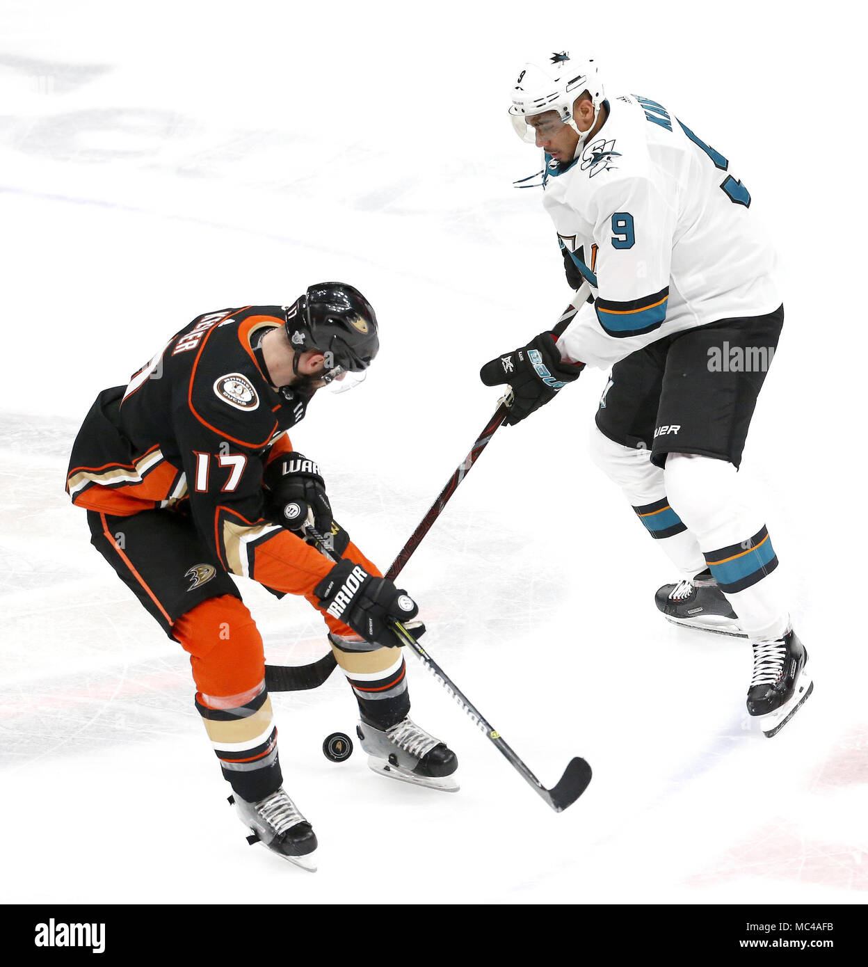 Los Angeles, Kalifornien, USA. 12 Apr, 2018. Anaheim Ducks, Ryan Kesler (17) Mias mit San Jose Sharks' vorwärts Evander Kane (9) Während des Spiels 1 eines NHL Hockey runde Endspiel Serie Donnerstag, 12. April 2018 in Anaheim, Kalifornien. Die Haie gewann 3-0. Credit: Ringo Chiu/ZUMA Draht/Alamy leben Nachrichten Stockfoto