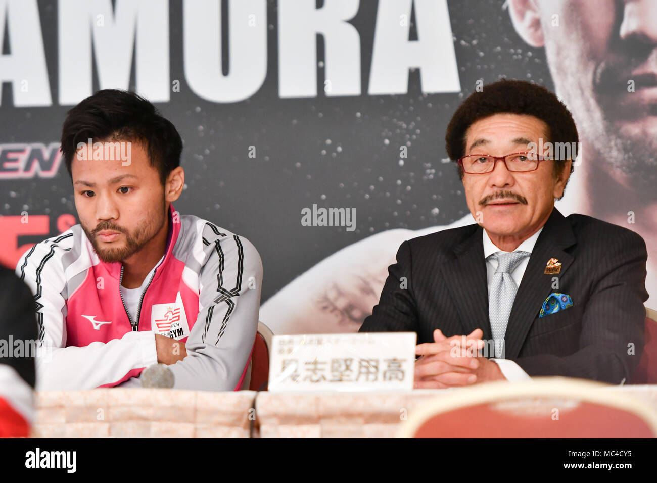 (L - R) Daigo Higa, Yoko Gushiken, 13. APRIL 2018 - Boxen: Daigo Higa von Japan nimmt an der feierlichen Unterzeichnung des seine Welt Titel bout in zwei Tagen statt mit Shirai Gushiken Sport, Turnhalle Vorsitzender Yoko Gushiken im Hotel Grand Palace in Tokio, Japan. (Foto von Hiroaki Yamaguchi/LBA) Stockfoto