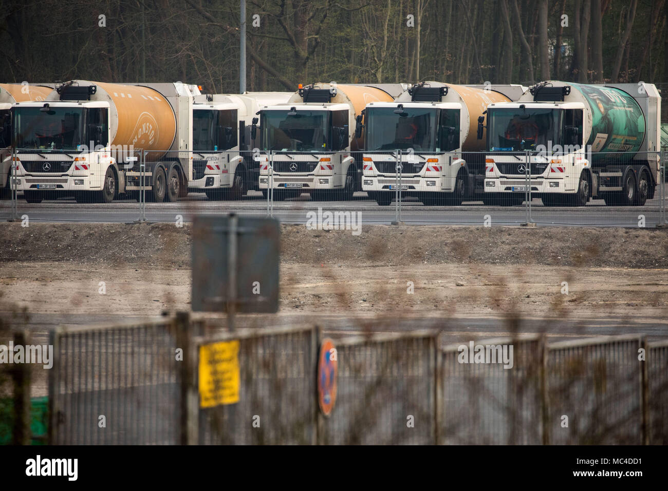 13 April 2018, Deutschland, Hamburg: Mülleimer Lastkraftwagen in den Räumlichkeiten des Hamburg City Reinigung stehen ungenutzt. Die Warnstreiks im oeffentlichen Dienst beginnt am Freitag. Foto: Christian Charisius/dpa Stockfoto