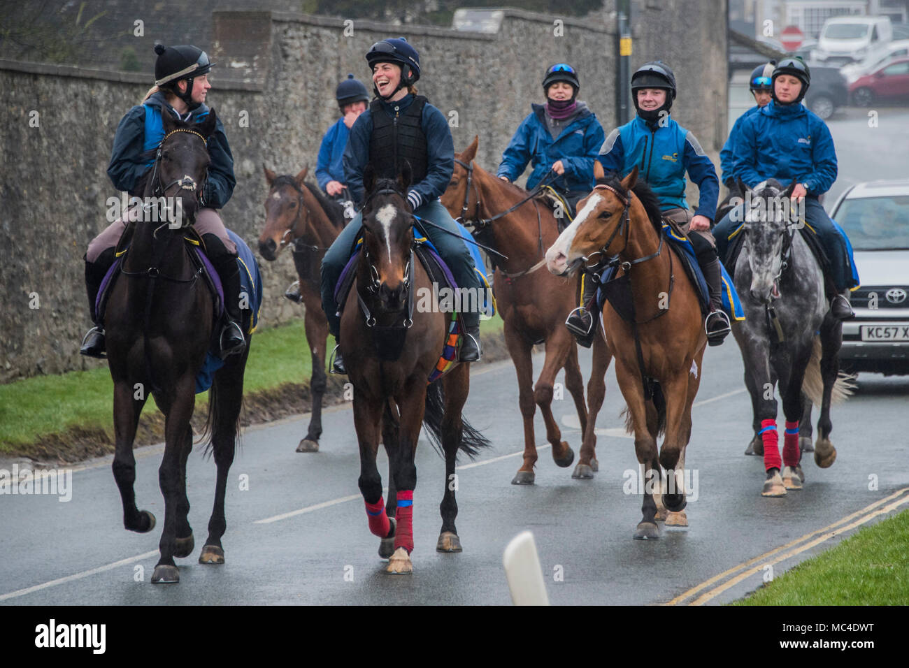 Middleham, Yorkshire, Großbritannien. 13. April 2018. Die Jockeys sind in der hohen Geister wie Rennpferde von Micky Hammond Racing wieder in ihre Ställe nach dem Training in Nebel und Nieselregen auf den Galoppaden über Middleham, Yorkshire. Credit: Guy Bell/Alamy leben Nachrichten Stockfoto