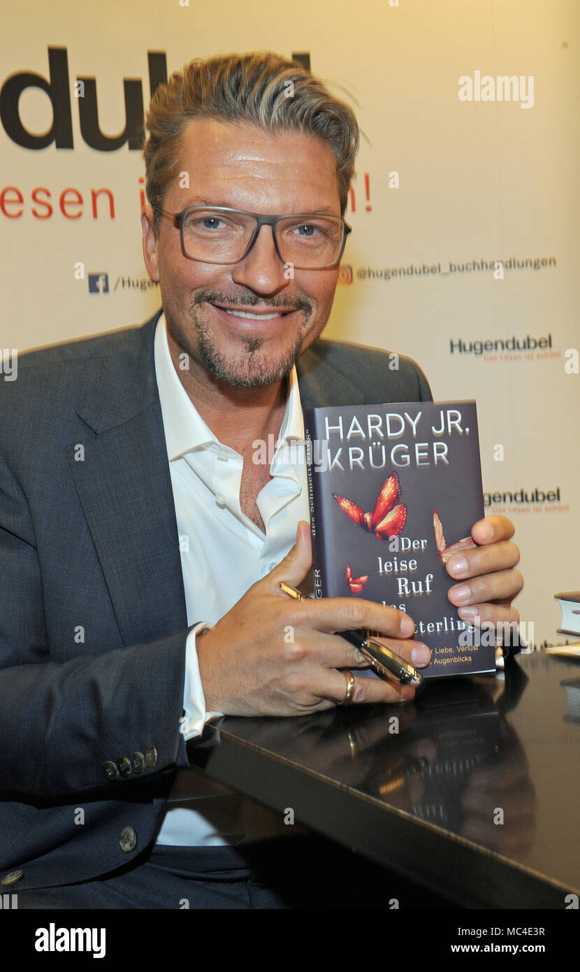 12 April 2018, Germany, München: Schauspieler Hardy Krüger jr. präsentiert sein erstes Buch "Der leise Ruf des Schmetterlings" (leuchtet. Die ruhigen Aufruf der Schmetterlinge). Krueger beschäftigt sich mit der persönlichen und schreibt über Liebe, Verlust und die Kraft des Augenblicks. Foto: Ursula Düren/dpa Stockfoto