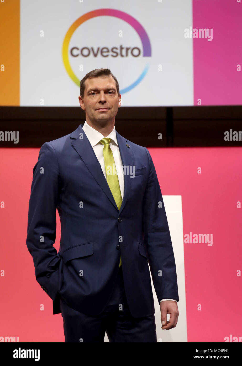 Bonn, Deutschland. 13 April 2018, Deutschland, Bonn: Markus Steilemann (L), designierter CEO, stehend vor dem Covestro Logo auf der Hauptversammlung der Kunststoff hersteller. Foto: Oliver Berg/dpa Quelle: dpa Picture alliance/Alamy leben Nachrichten Stockfoto