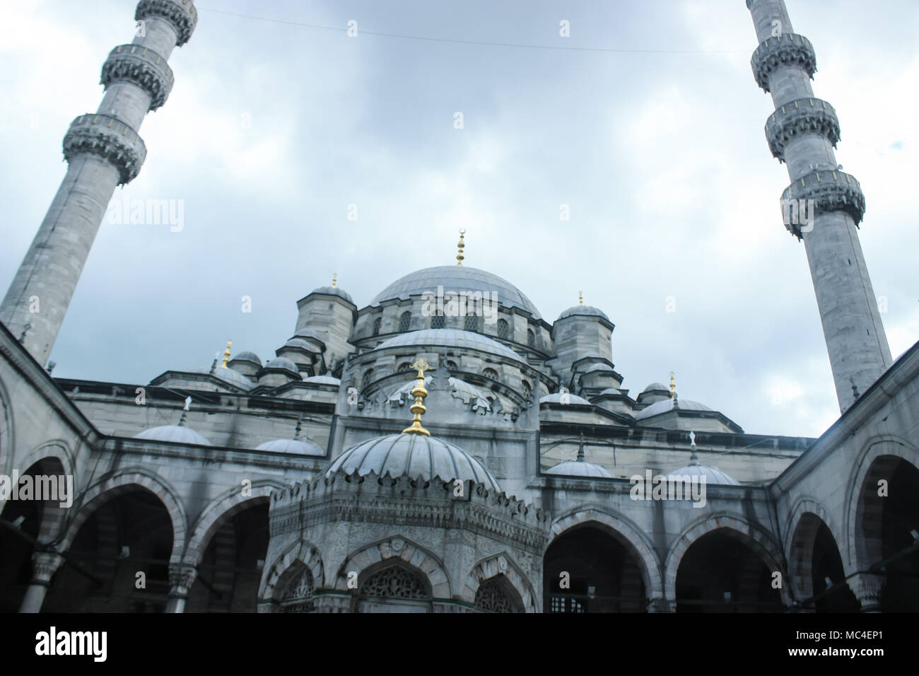 Innenhof und Minarette von Sultan Ahmed oder die Blaue Moschee in Istanbul, Türkei Stockfoto