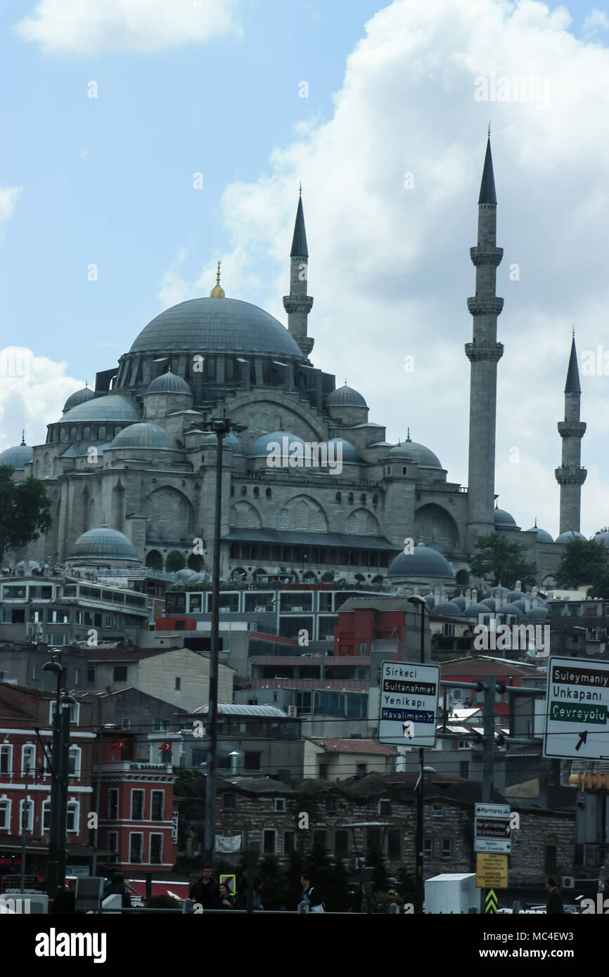 Moschee im Stadtbild von Istanbul aus mit der Fähre gesehen Stockfoto
