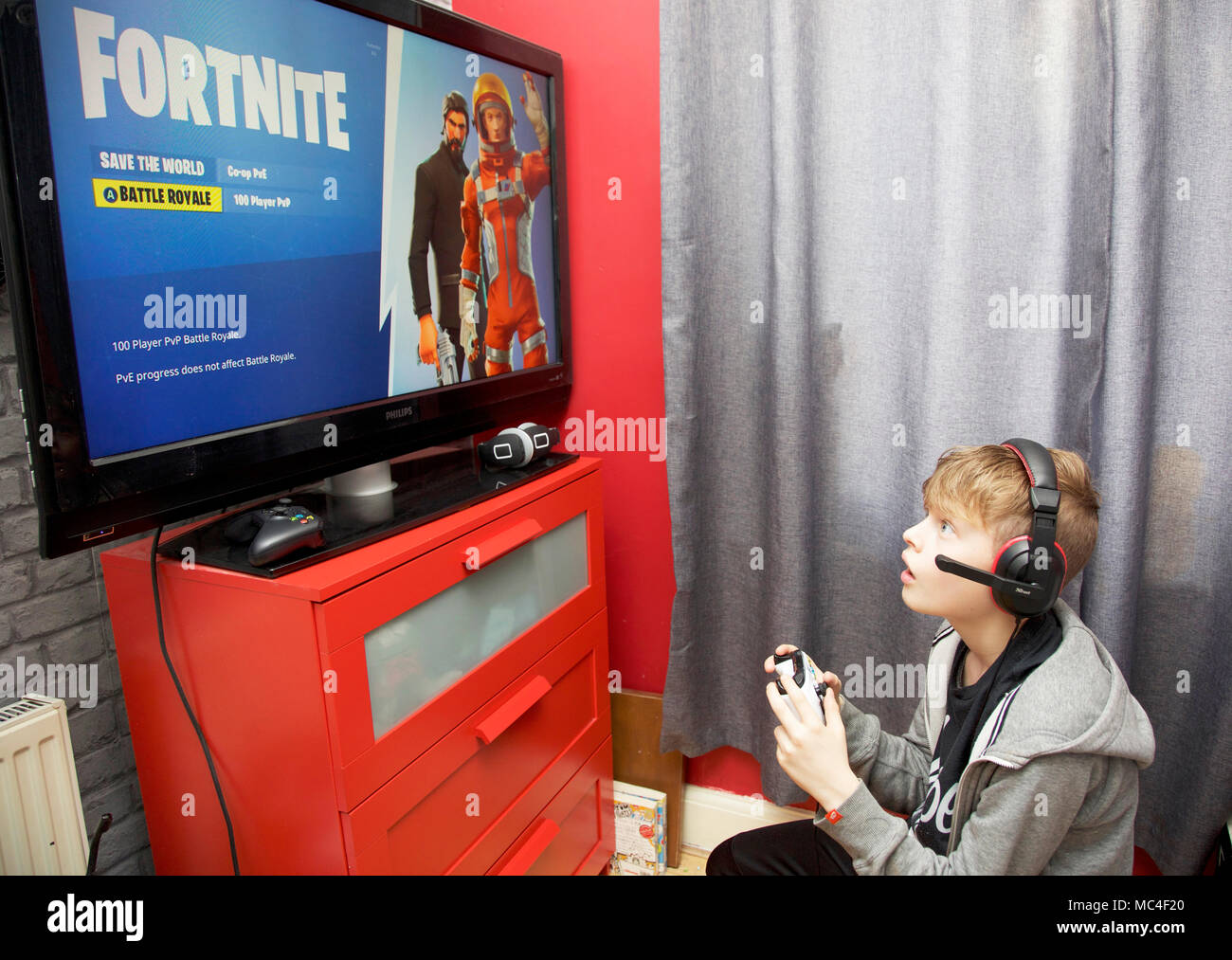 Ein Junge spielt Fortnite Battle Royale auf seiner Xbox One Stockfoto