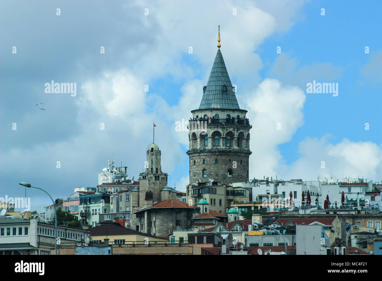 Vorderansicht der Galata Turm und das Stadtbild von Istanbul mit einem violetten Filter angewendet. Stockfoto