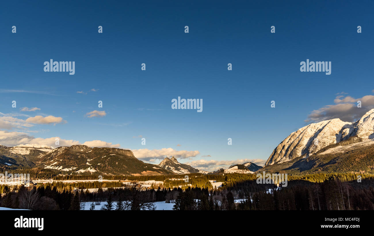 Berge, Steiermark, Österreich Bad Mitterndorf Blick auf einem schneebedeckten Terrains umliegenden Ferienorte Stockfoto