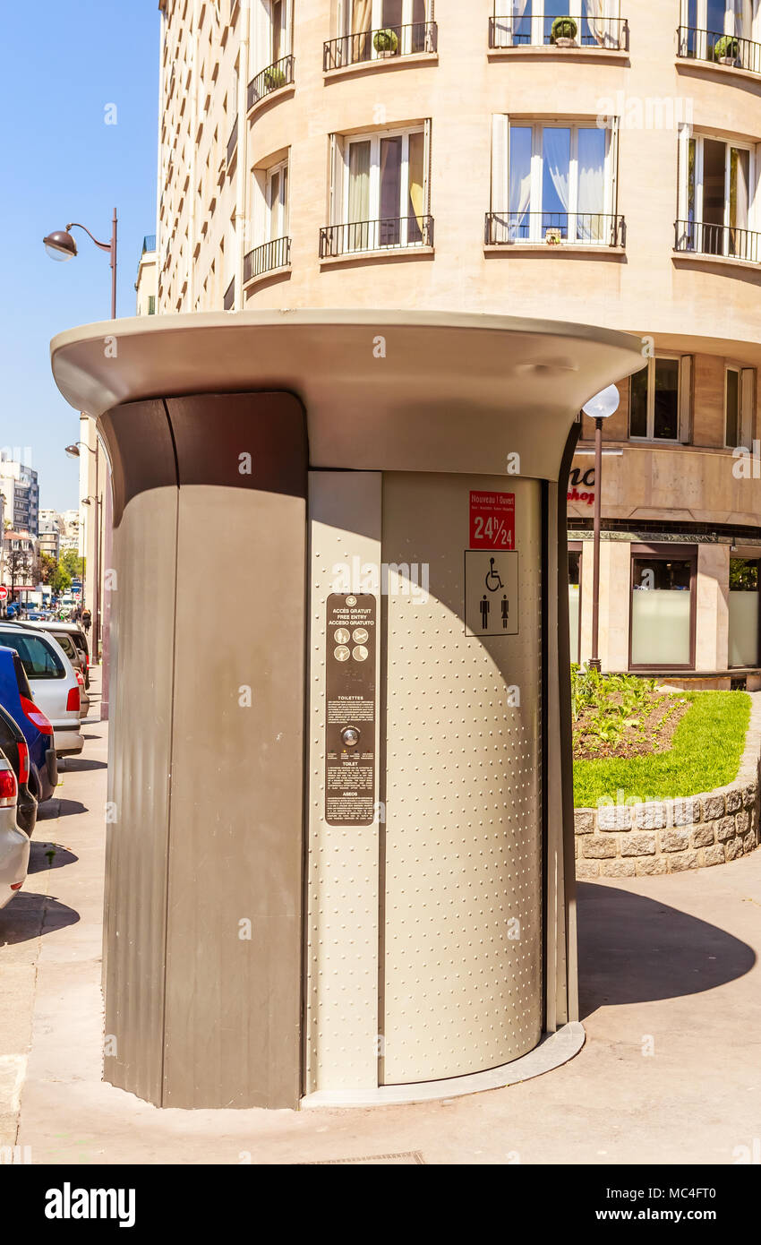 Automatische wc auf der Straße in Paris, Frankreich Stockfoto