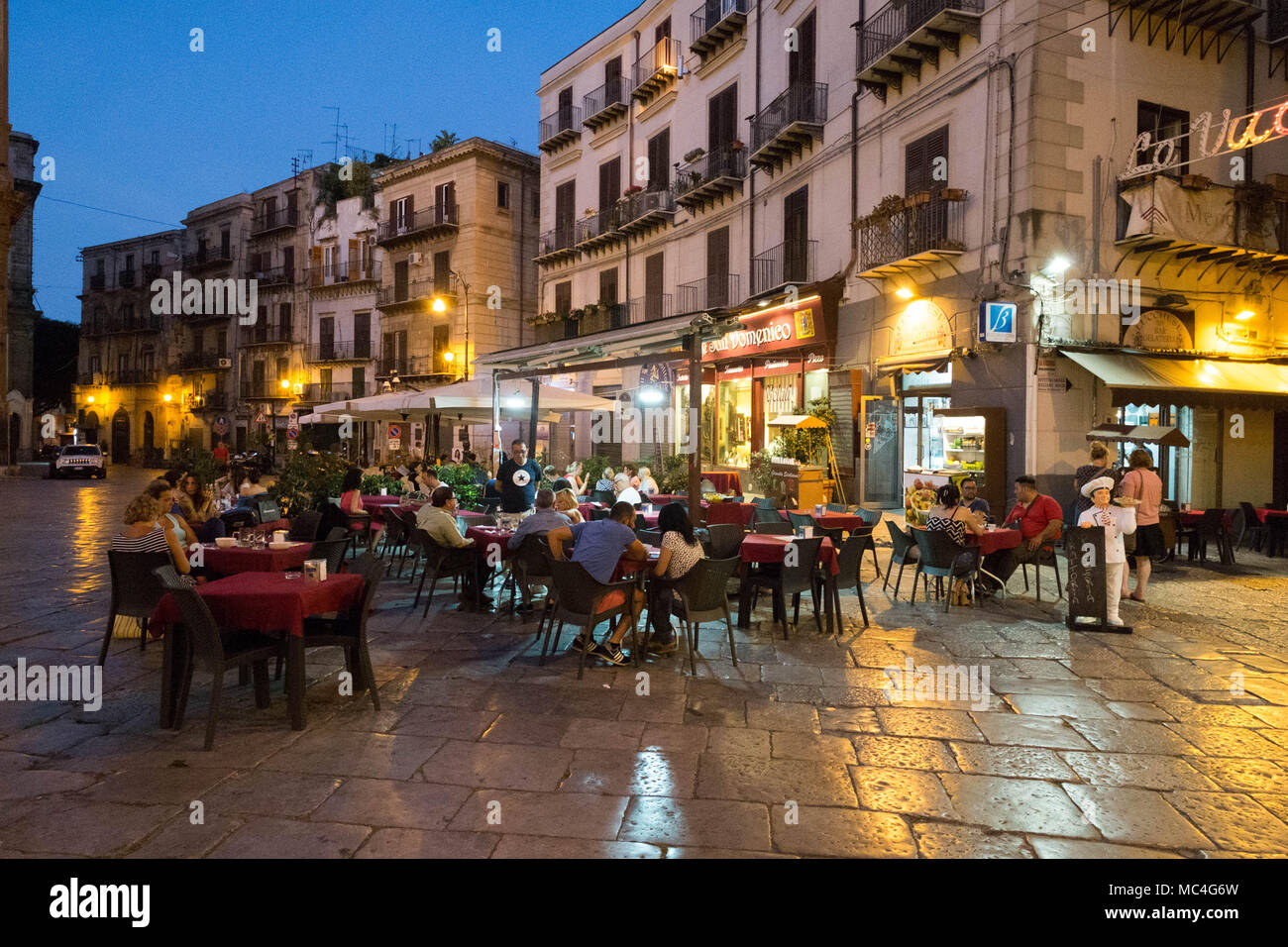 Open-Air-Pubs und -Restaurants auf der Piazza San Domenico Stockfoto