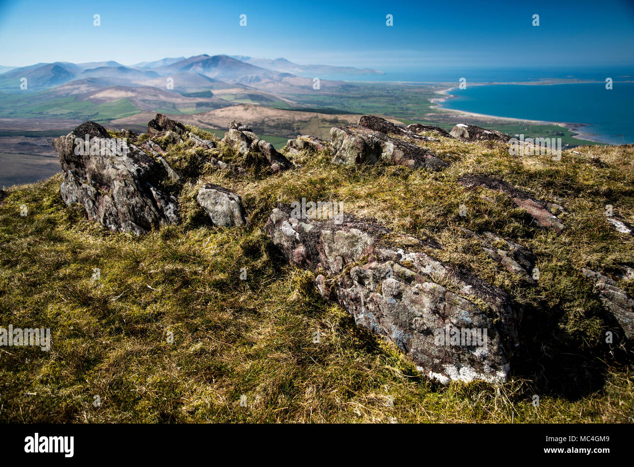 Felsvorsprung in der Nähe des Gipfels von Caherconree, Dingle Peninsula, Co. Kerry, Irland. Blick nach Süden zur Tralee Bay Stockfoto