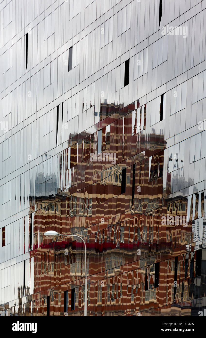 Ist ein altes viktorianisches Gebäude Reflexion über ein modernes Gebäude aus Glas in Liverpool, Großbritannien. Stockfoto
