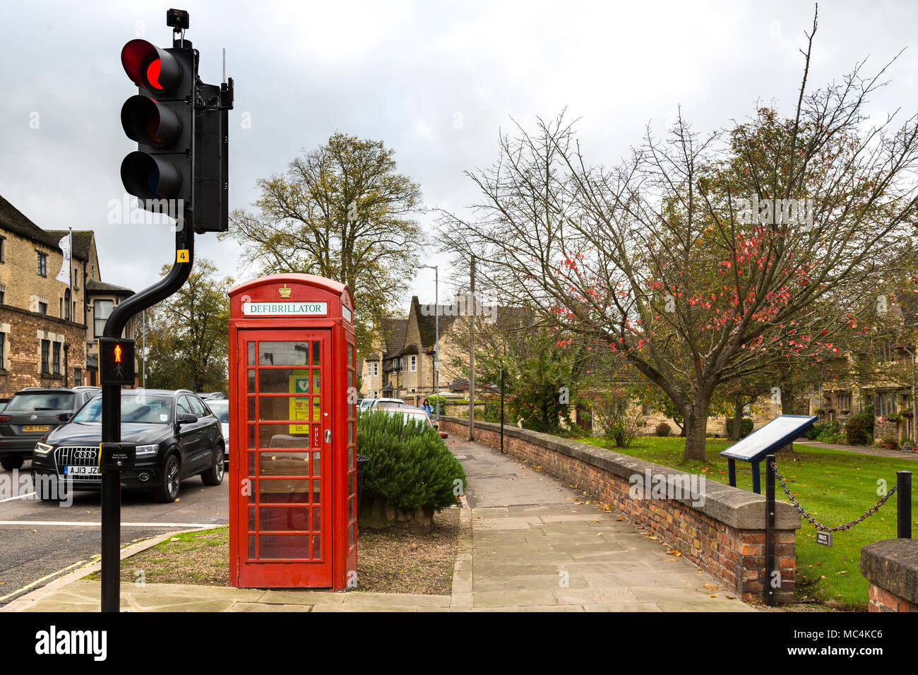 Die rote Telefonzelle und Ampel auf der Straße. Stockfoto