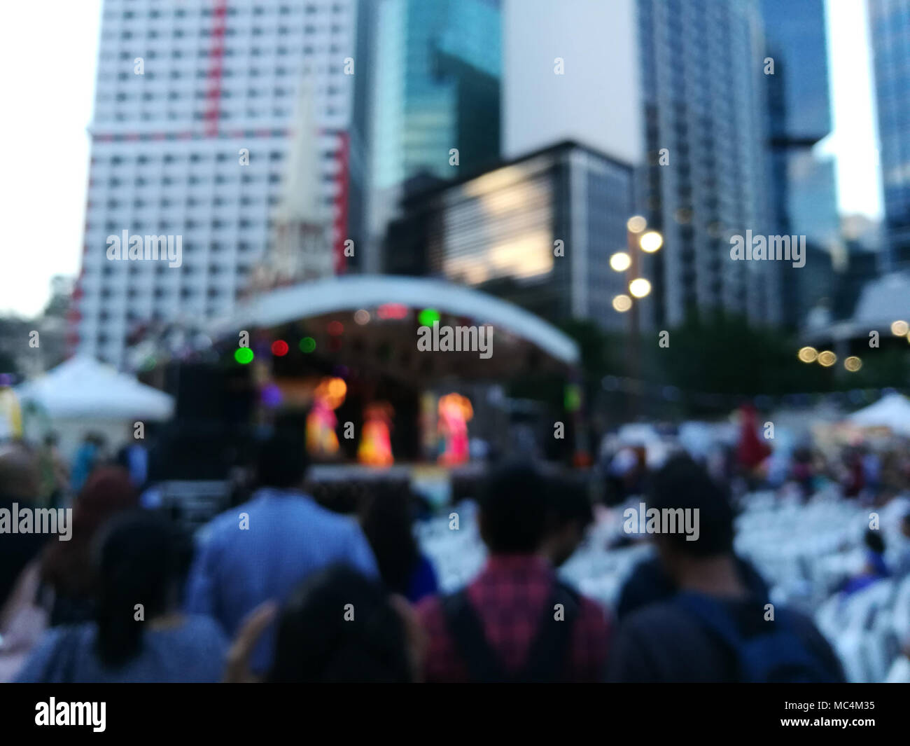 Defokussierten Szene der Masse von Menschen die Teilnahme an öffentlichen Konzert feiern Neujahrsfest in der Stadt am Abend Stockfoto