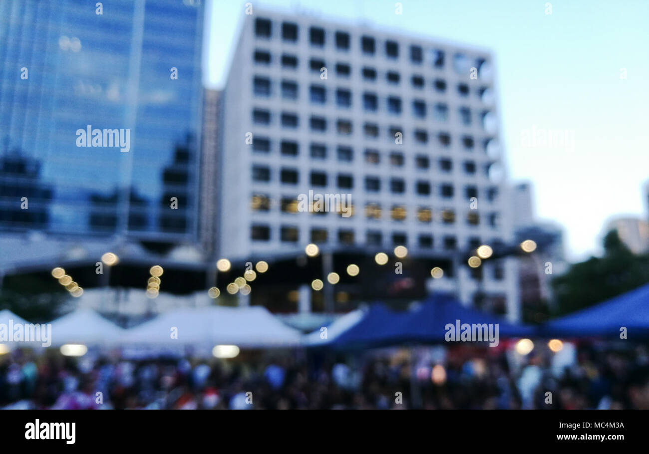 Defokussierten Szene der Masse von Menschen die Teilnahme an öffentlichen Konzert feiern Neujahrsfest in der Stadt am Abend Stockfoto