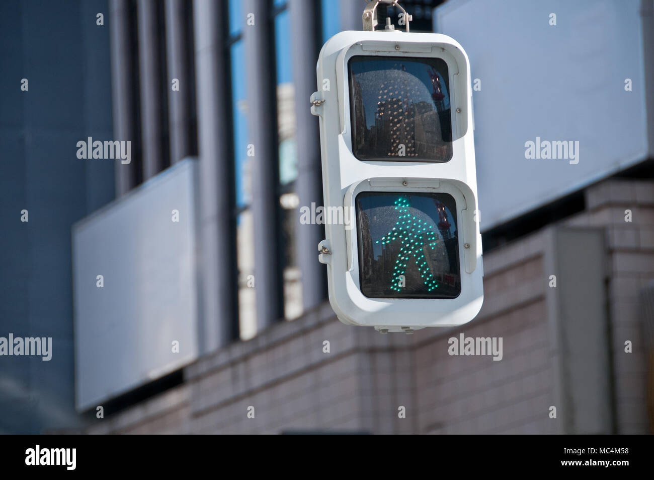 Ampel mit grünen wandern Menschen in Japan Stockfoto