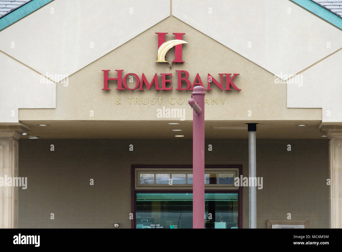 Die Fenster der drivethrough Home Bank in Wichita, Kansas, USA. Stockfoto