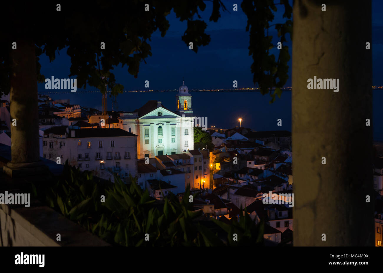 Nacht Blick vom berühmten Miradouro de Santa Luzia im historischen Zentrum von Lissabon, Portugal Stockfoto